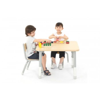 Table enfant en bois de forme carrée